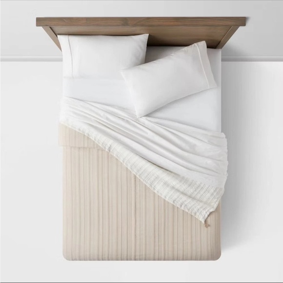 NWT Full/Queen Reversible Matelassé Stitched Stripe Quilt Off-White/ Khaki